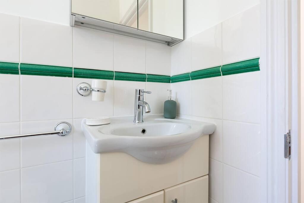 Spacious 3 Bedroom Flat With Terrace Лондон Экстерьер фото